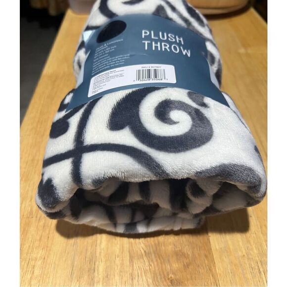 Wayland Square Swirl Pattern Plush & Luxurious Comfort Throw Blanket 50”x60” NEW - Picture 2 of 7
